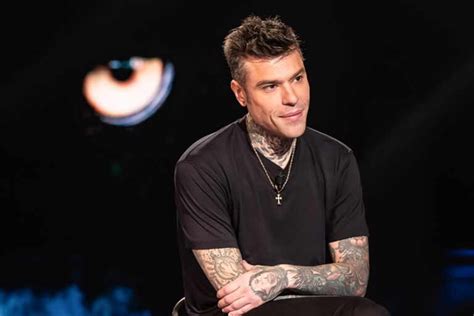 Fedez continua a ostentare la sua ricchezza ecco la collana con .